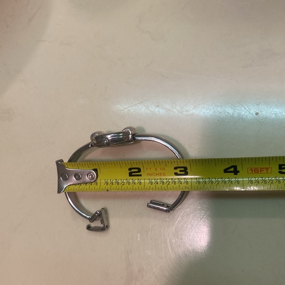 ♥️ (SOLD) ♥️ Women’s Gucci Watch Silver and Black 1400 L - Picture 11 of 15